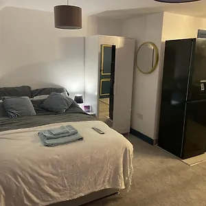 lovely-studio-apartment-located-in-birmingham.hotelsin-nottingham.com/