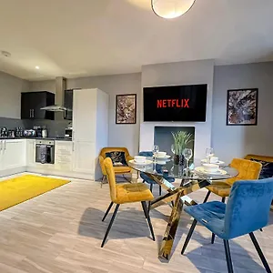 Luxury Boutique Block Free Street Parking Apartment
